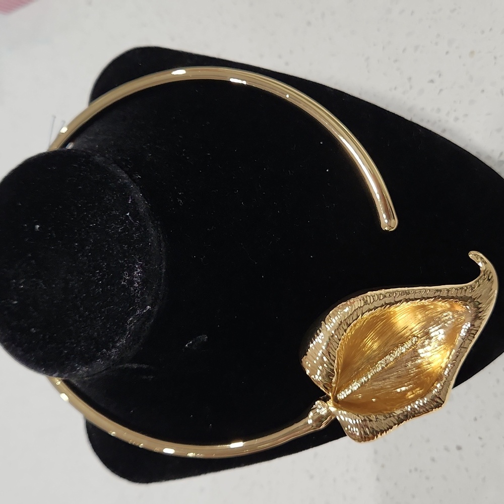 💛▪️Camila Coelho▪️ Gold Tone Calla Lily Statement Choker Floral Necklace - Picture 5 of 13